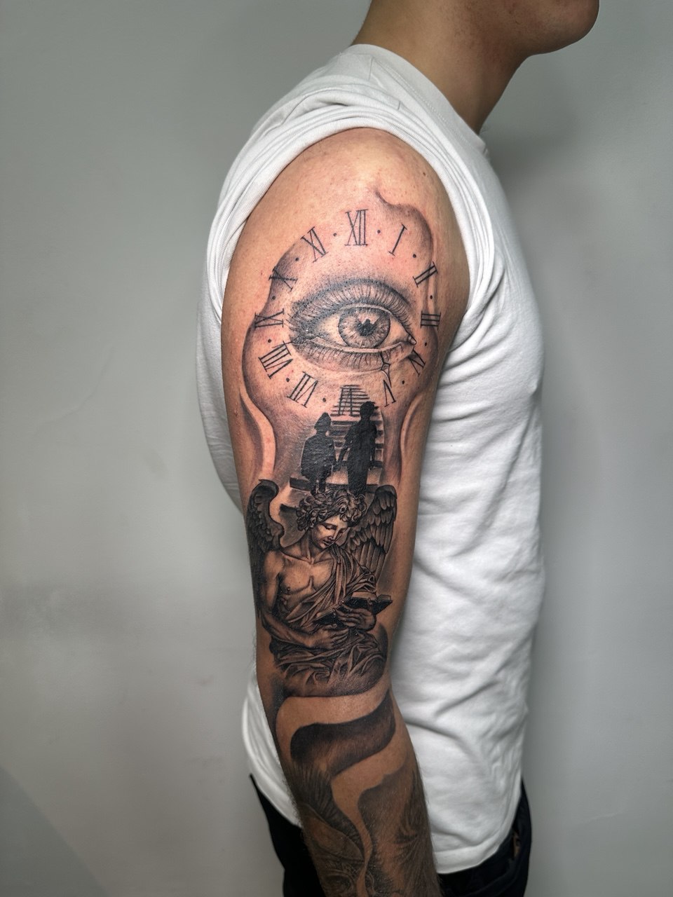 Reloj, ojo y ángel — manga realista
