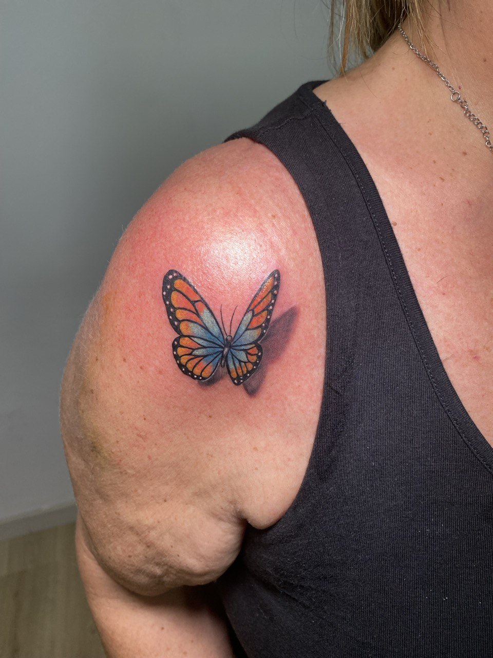 Mariposa 3D a color en hombro