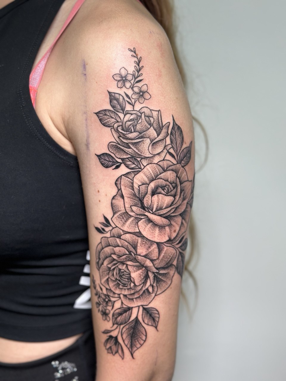 Brazo floral con rosas — dotwork