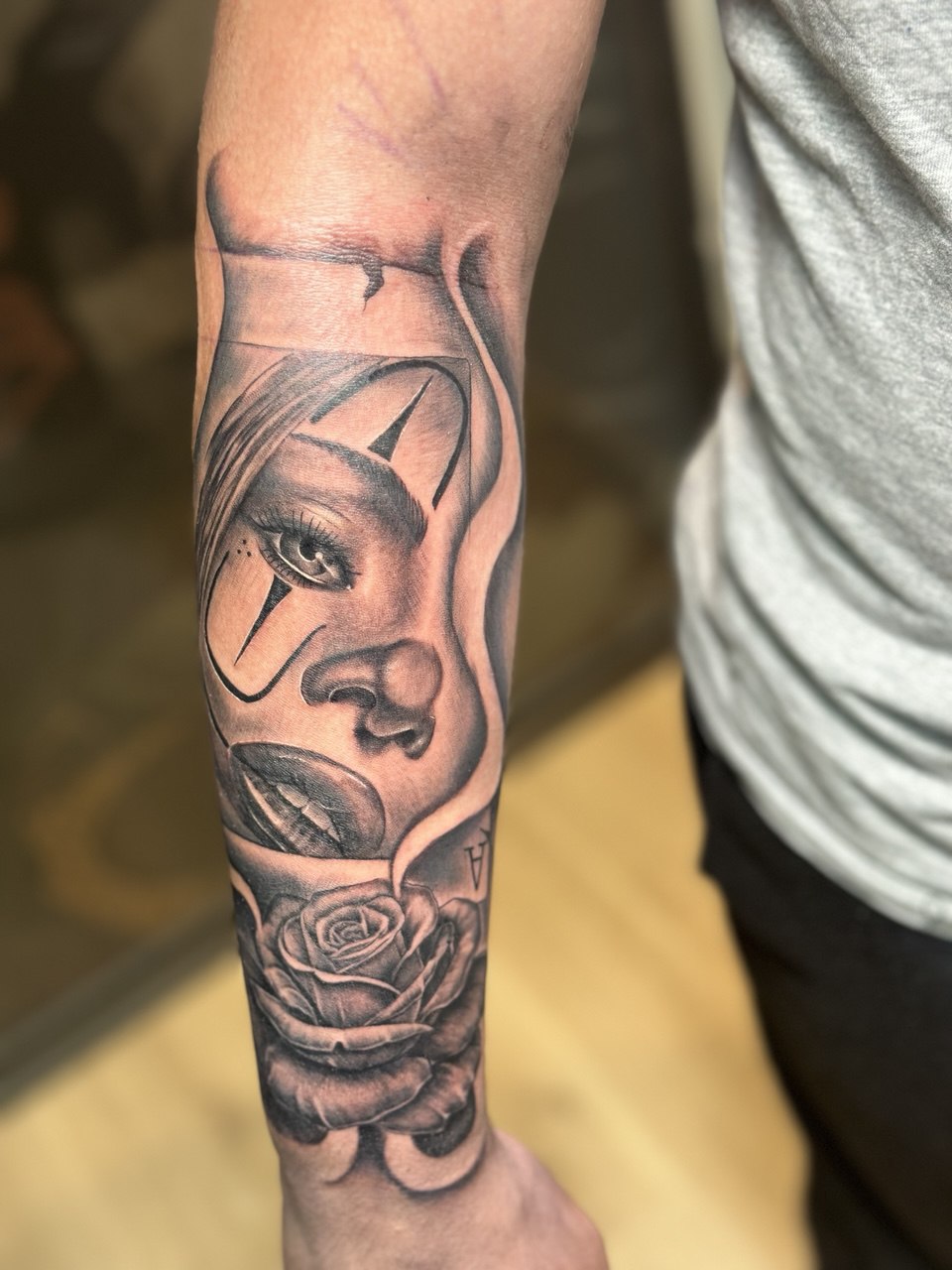 Chicana payasa con rosa — variante