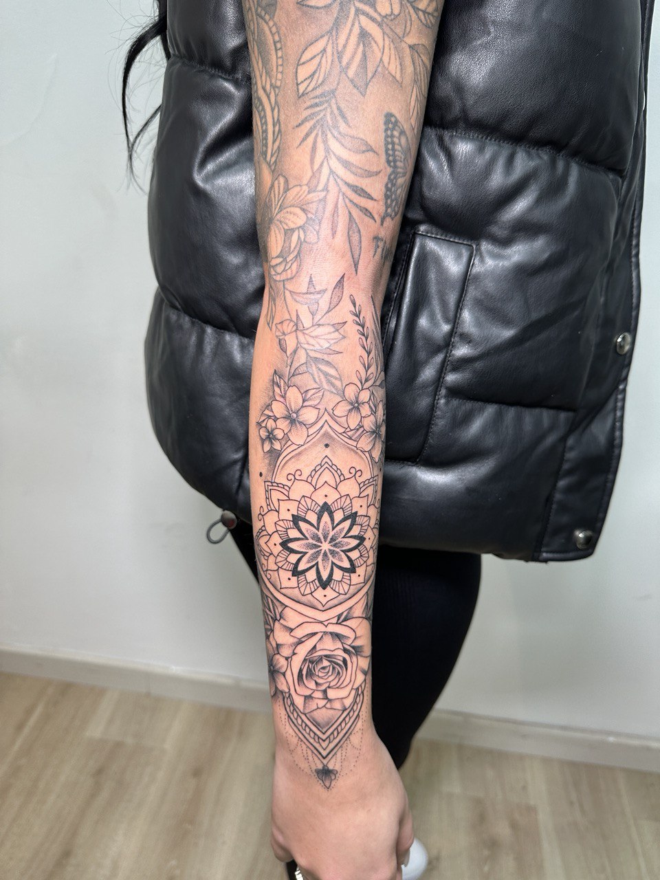 Manga floral con mandala fineline