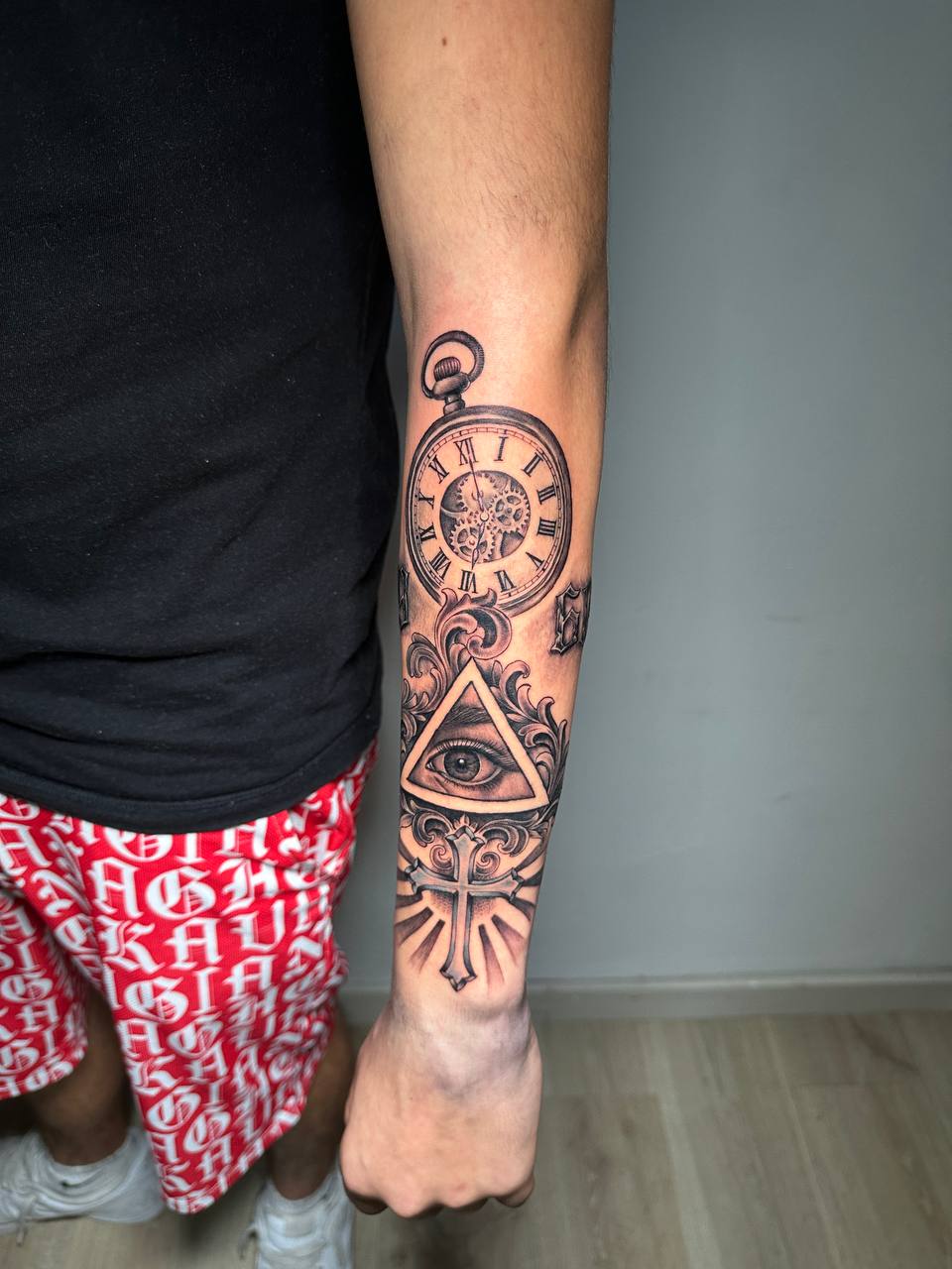 Reloj, ojo y cruz con filigrana