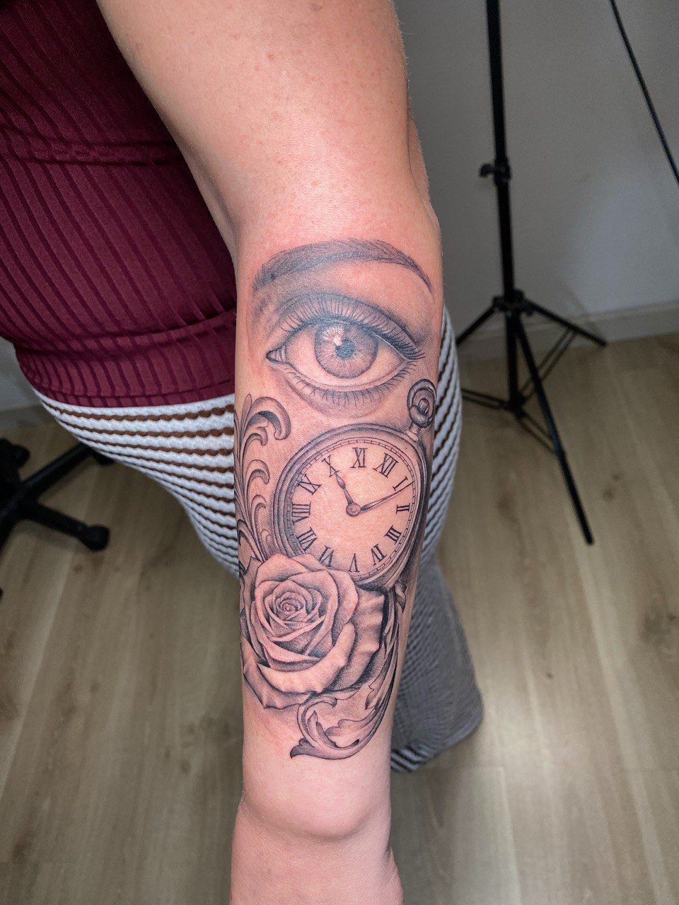 Ojo, reloj de bolsillo y rosa