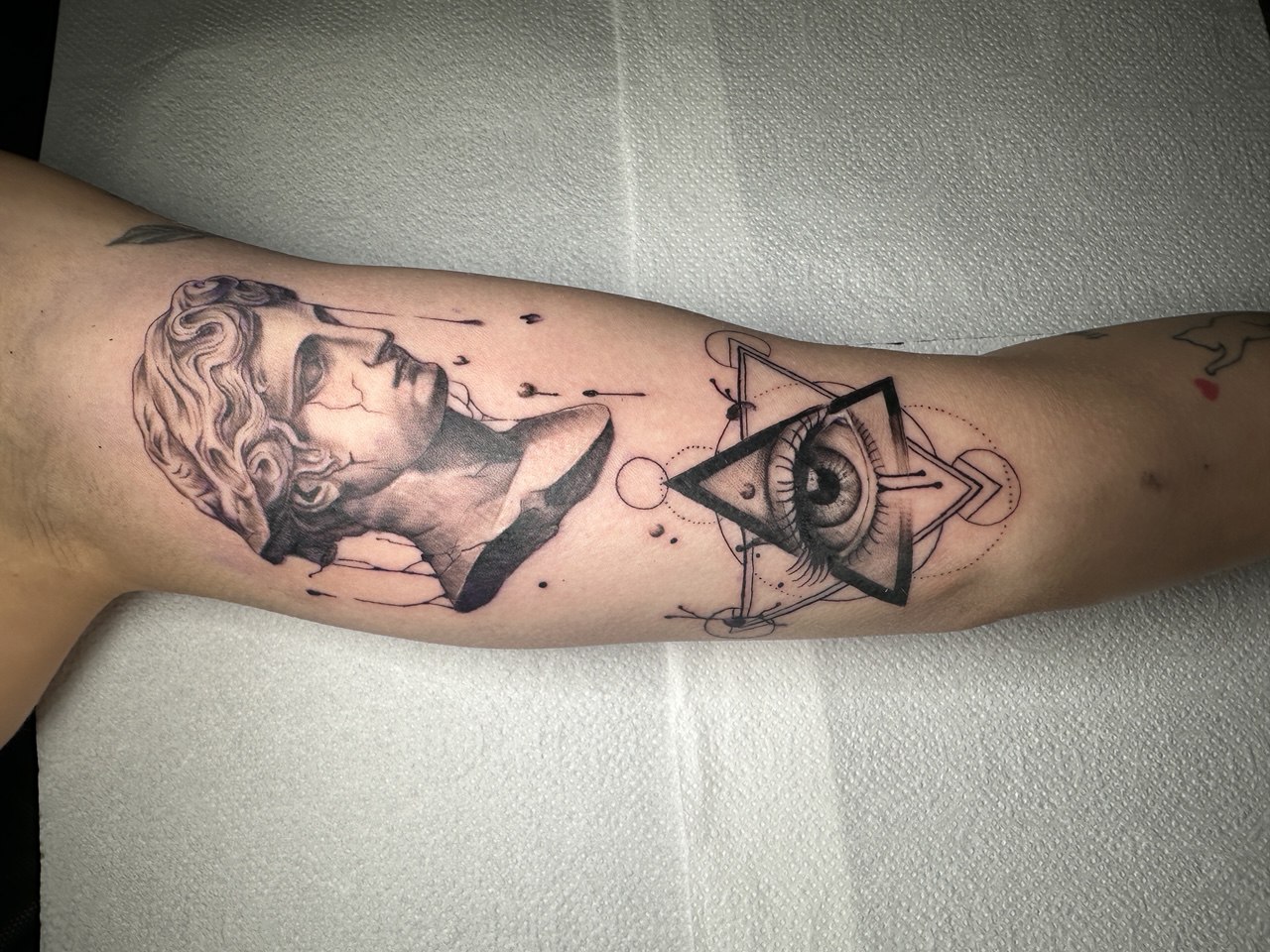 Busto clásico con ojo geométrico