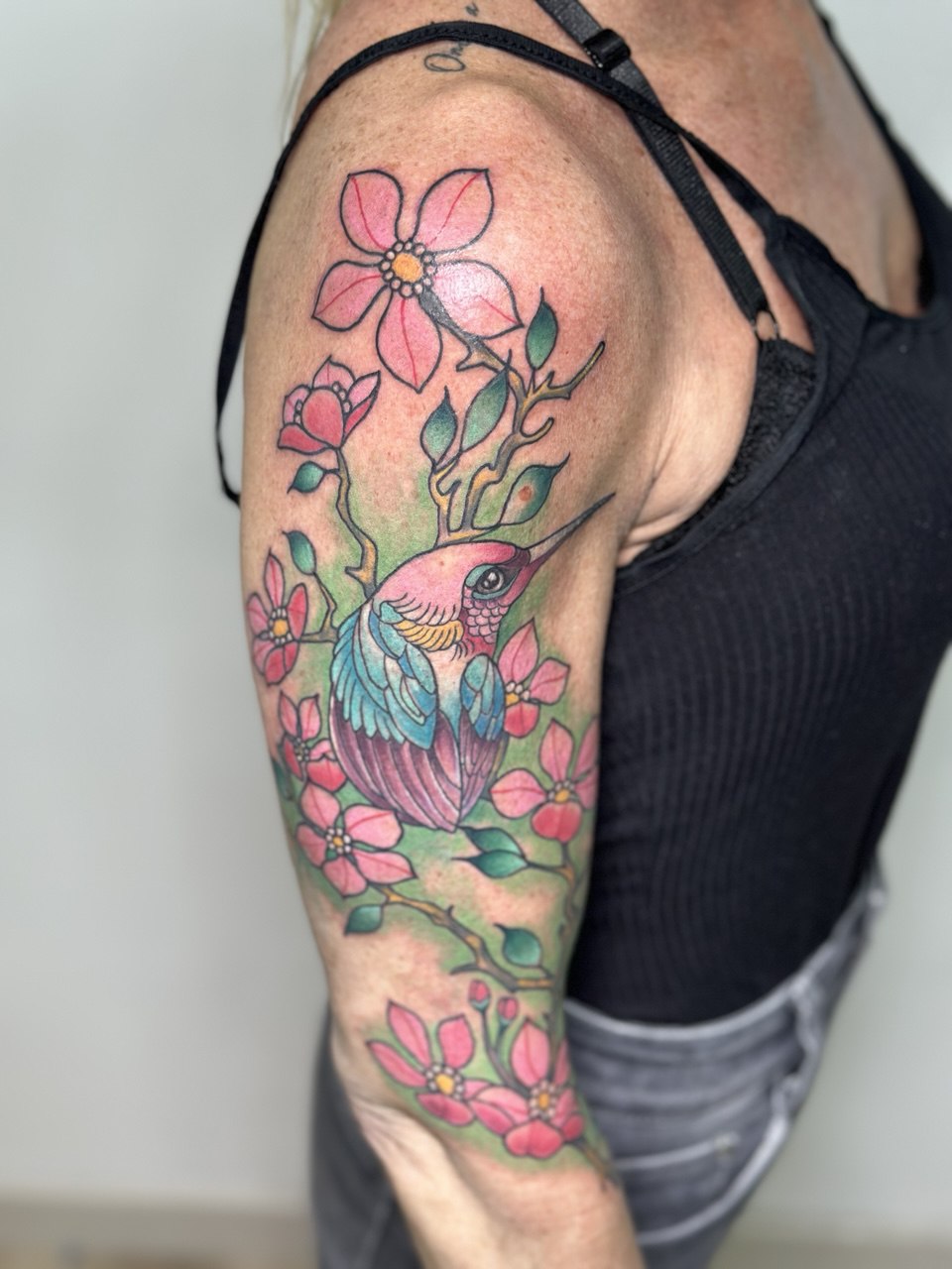 Colibrí con flores rosas — neotradicional
