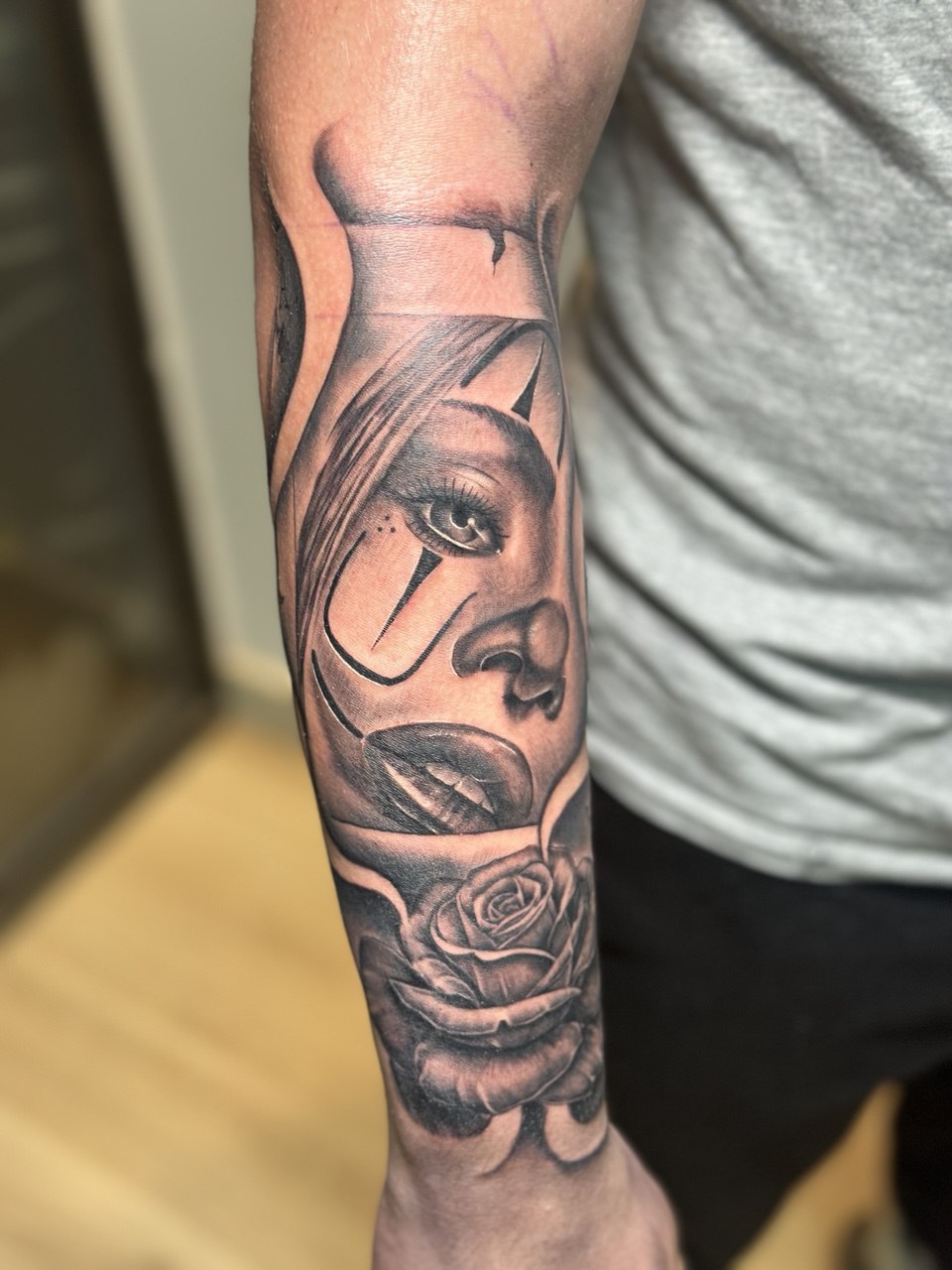 Chicana payasa con rosa — antebrazo