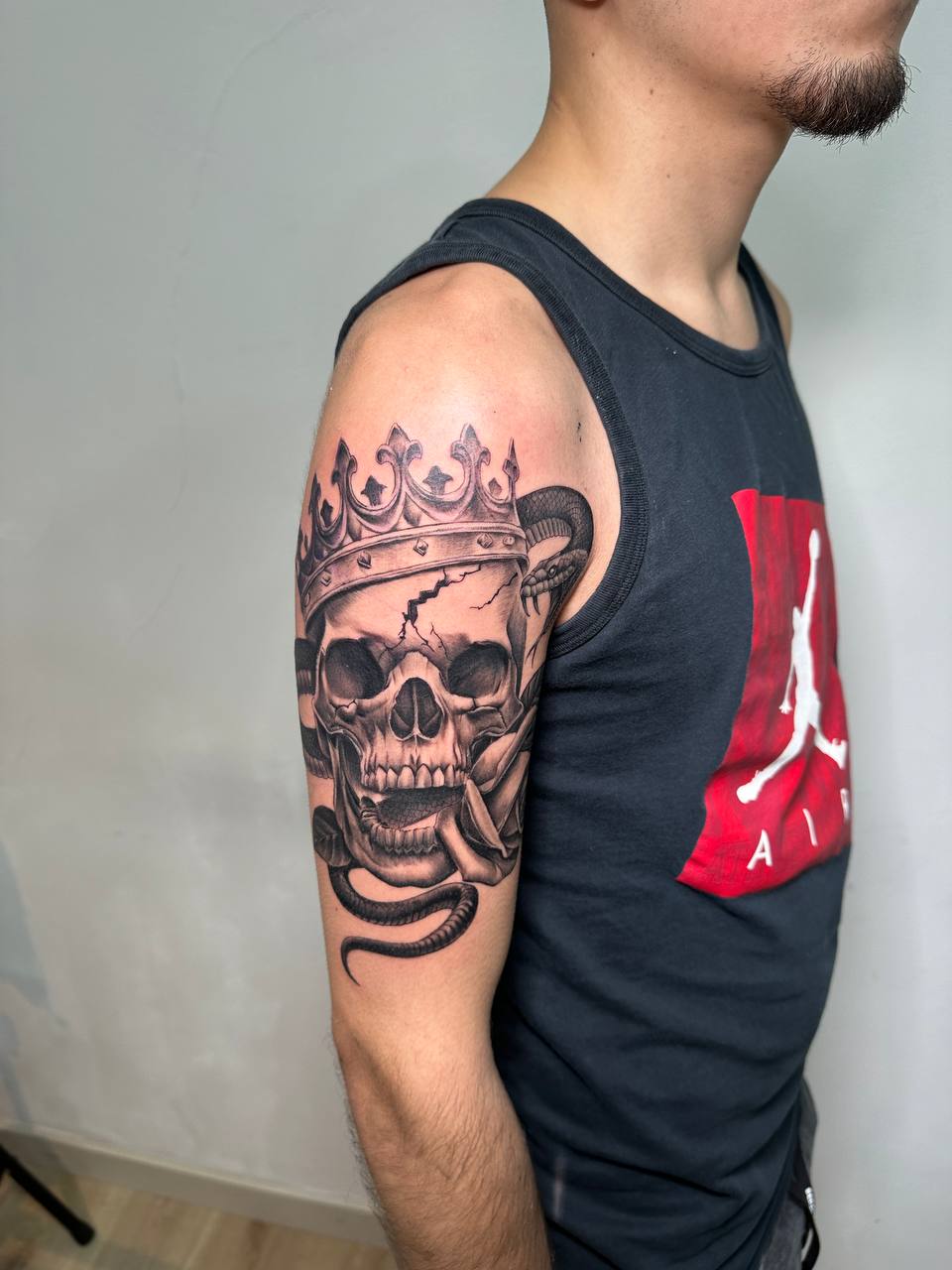 Calavera con corona y serpiente